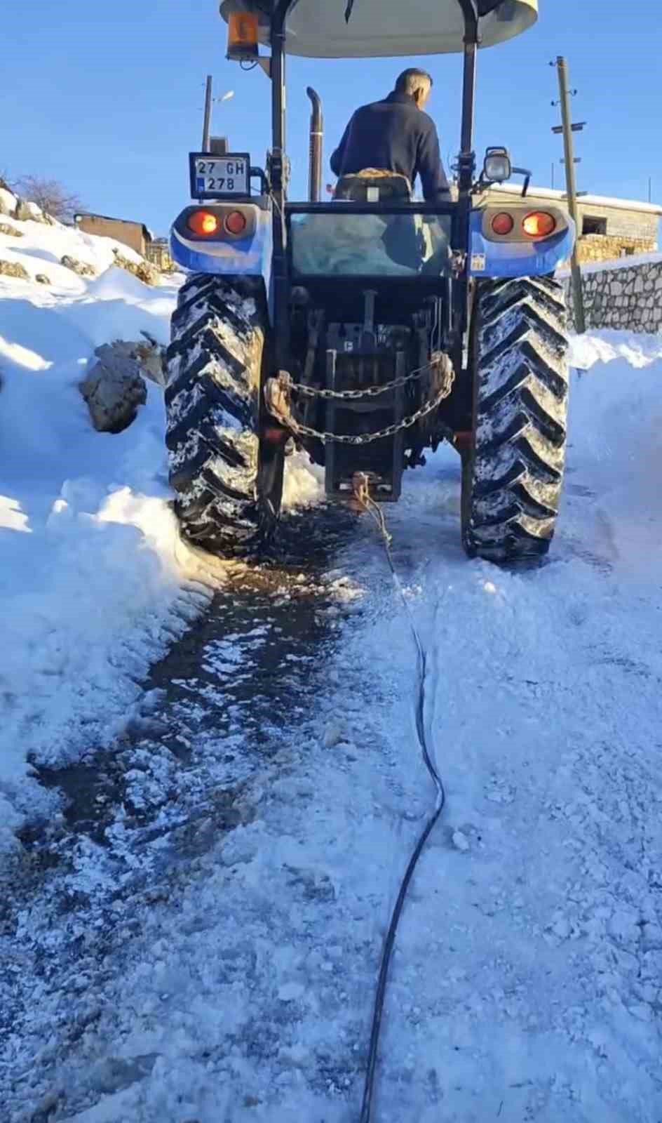Buzlanmış yolda &uuml;&ccedil; trakt&ouml;r&uuml; birbirine bağlayıp su taşıdılar
