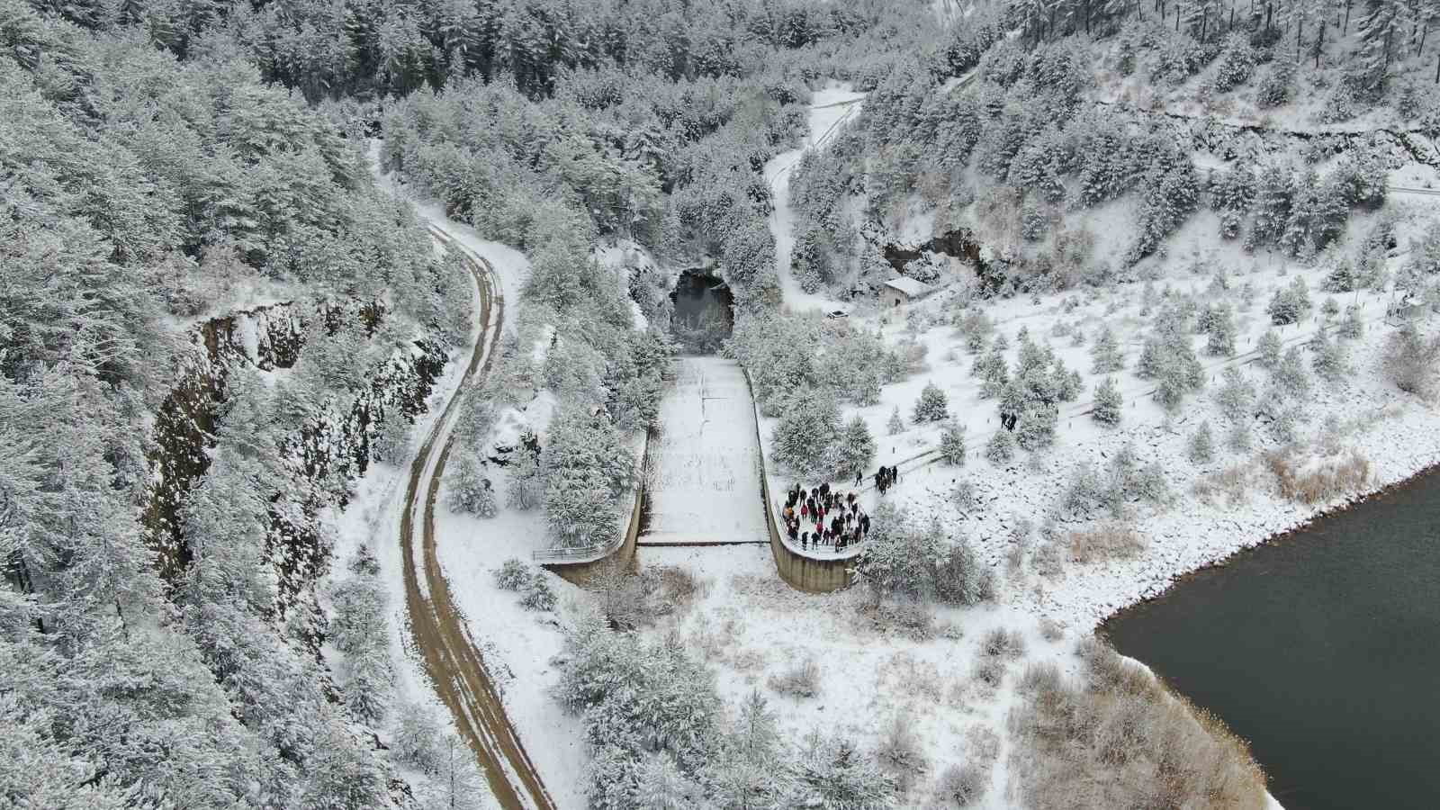 Karla kaplı orman i&ccedil;erisindeki g&ouml;let, kış manzarasıyla mest ediyor
