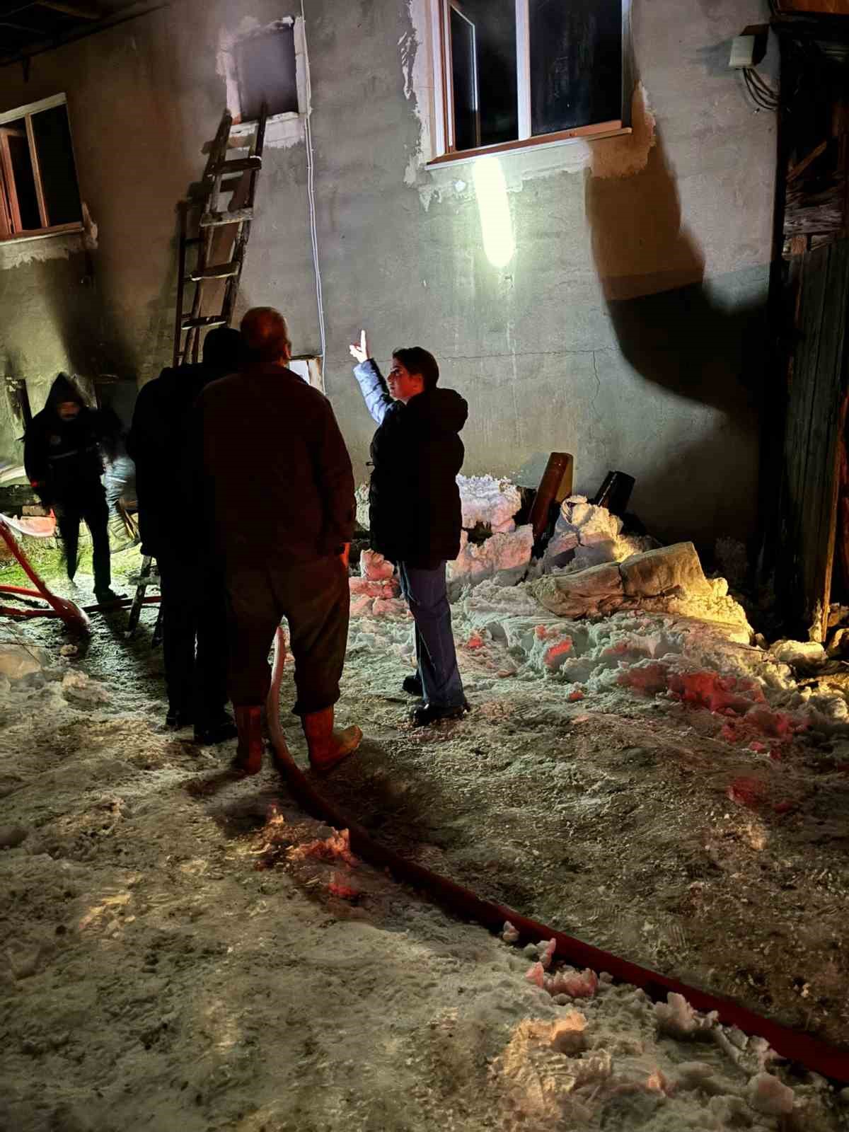 Kastamonu’da alevlere teslim olan ev kullanılamaz hale geldi