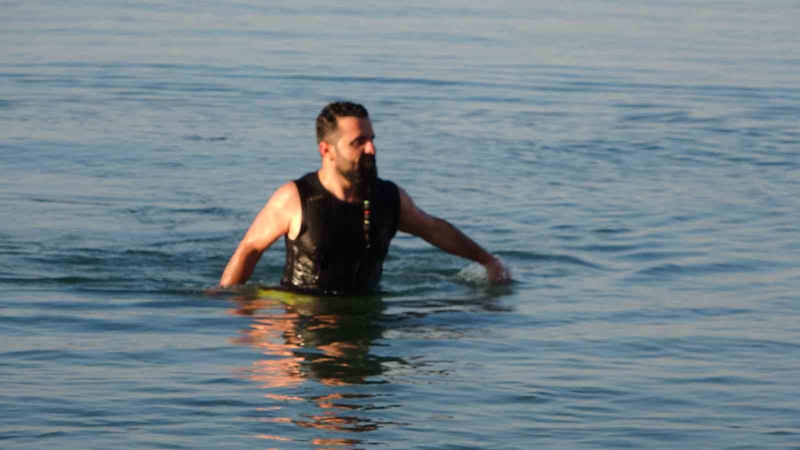 Dondurucu soğuğa meydan okudular: Van G&ouml;l&uuml;&rsquo;nde eksi 9 derecede y&uuml;zme mesaisi
