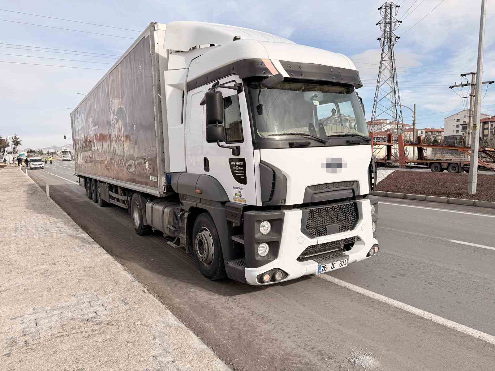 Tırın &ccedil;arptığı mopette bir kişi &ouml;ld&uuml;, 3 kişi yaralandı
