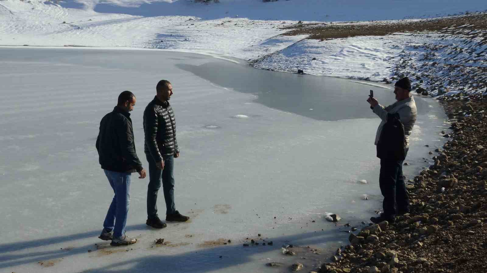 Batman’da donan göletin üstünde fotoğraf çektiler