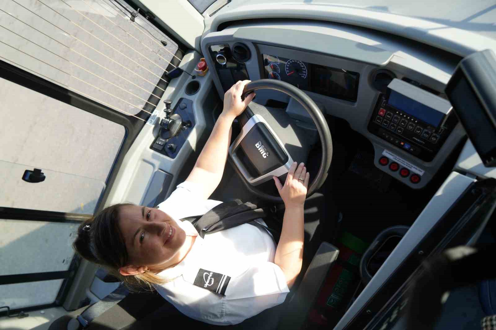 Öğretmenliği bıraktı, otobüs direksiyonuna geçti