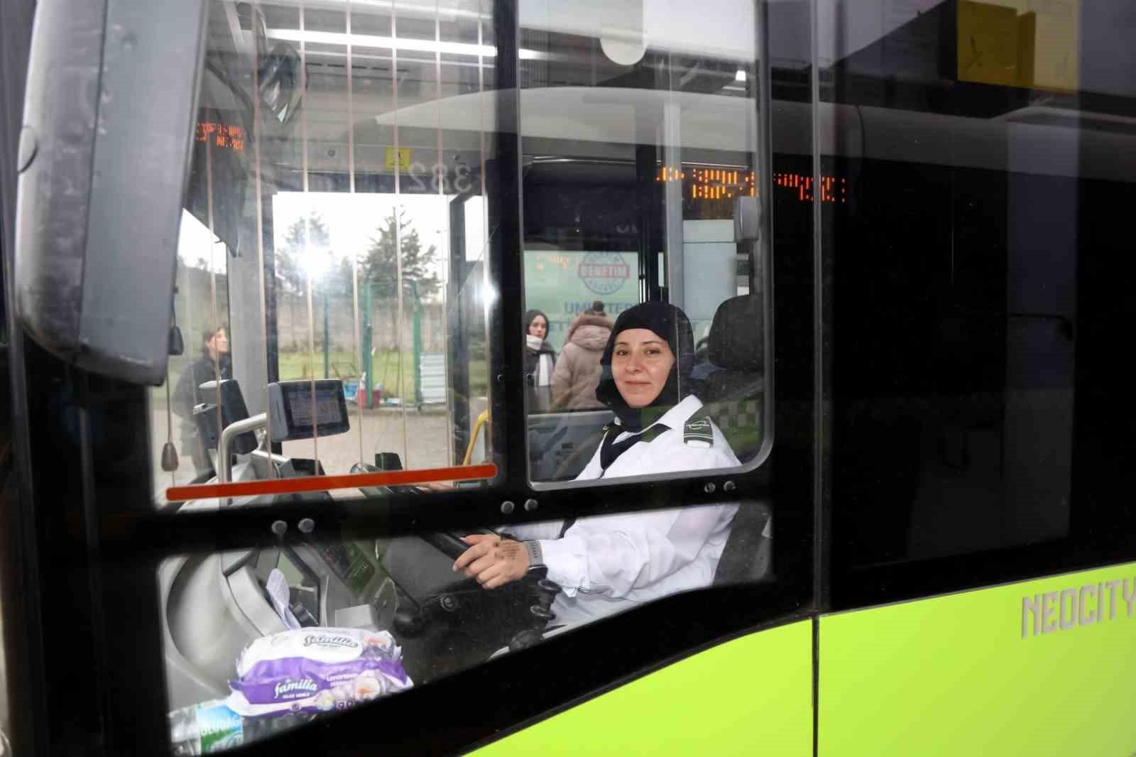 Öğretmenliği bıraktı, otobüs direksiyonuna geçti
