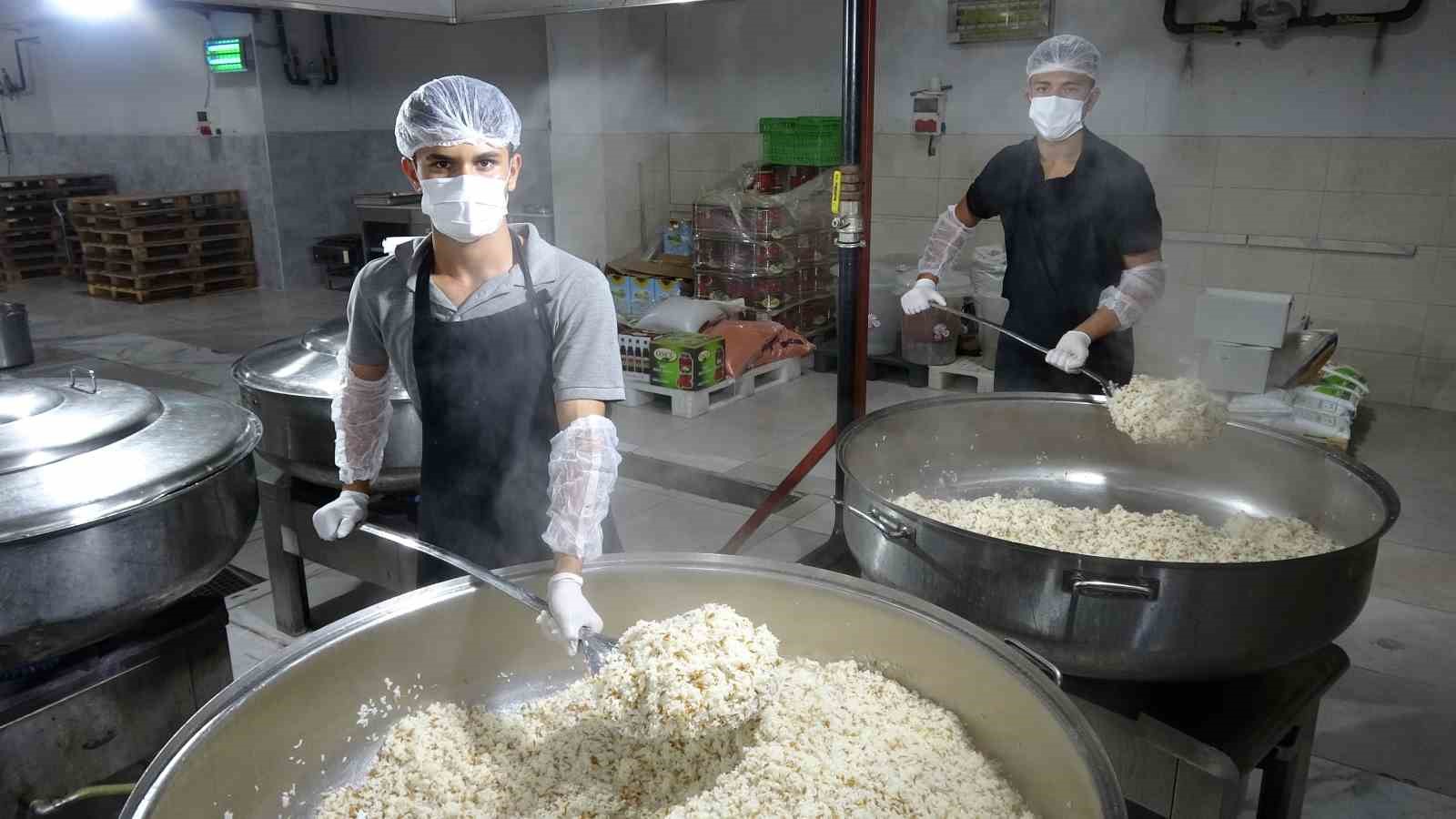 Gaziantep’te öğrenciler günde 12 bin kişiye yemek hazırlıyor