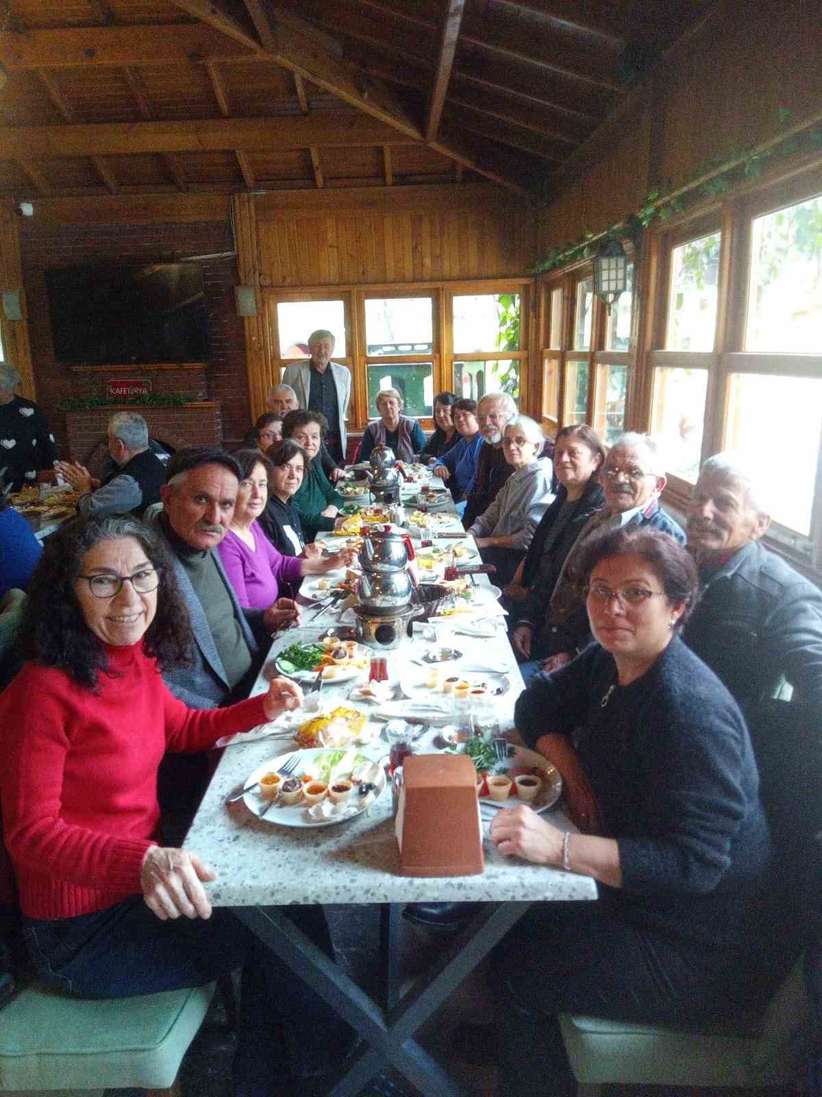 45 yıl &ouml;nce aynı sırada oturan arkadaşlar kahvaltı sofrasında bir araya geldi
