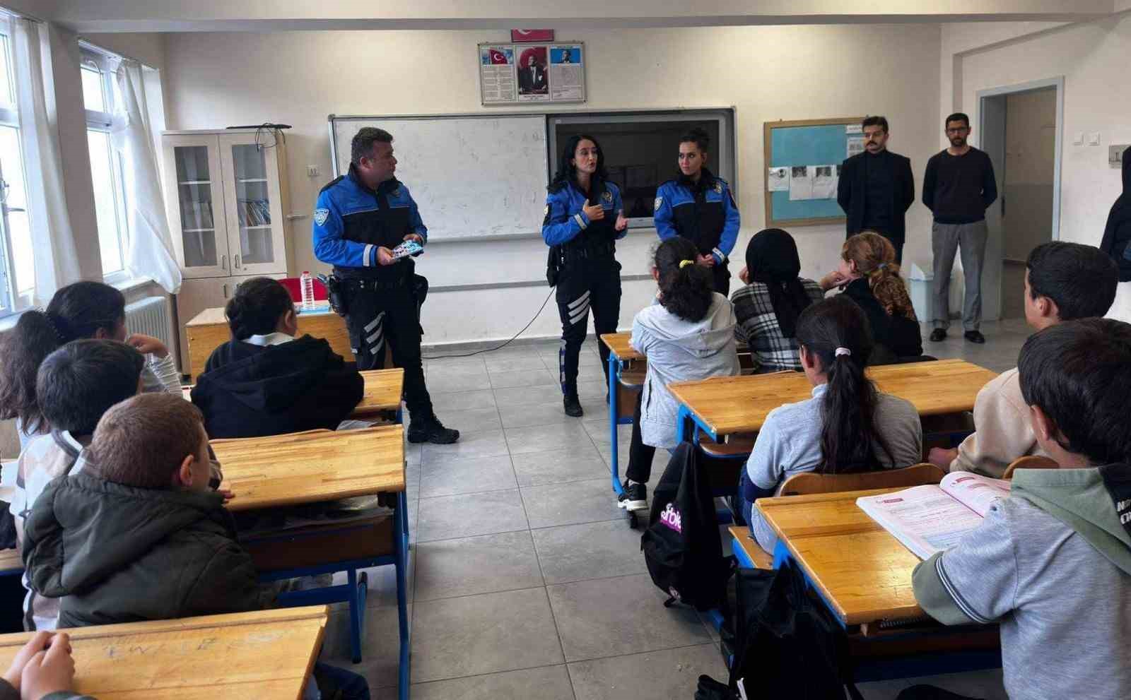 Erzincan&rsquo;da 555 &ouml;ğrenciye g&uuml;venlik ve trafik eğitimi verildi
