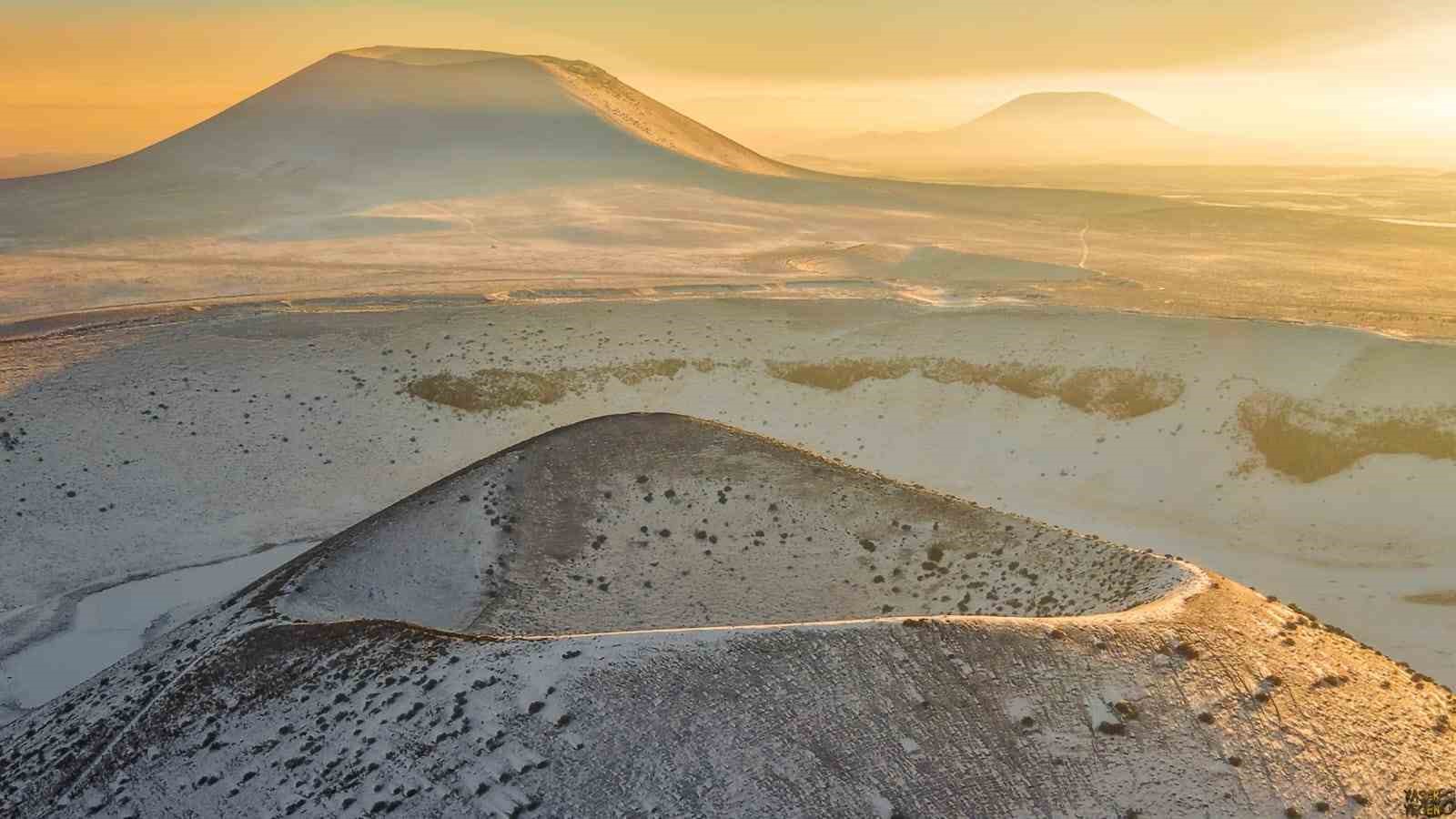D&uuml;nyanın nazar boncuğu Meke G&ouml;l&uuml;&rsquo;nde karlı g&uuml;n batımı manzarası
