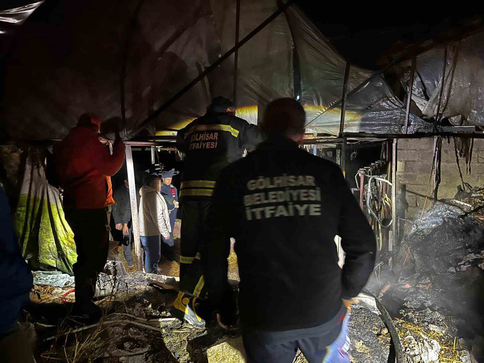 Burdur’da ahır yangını korkuttu
