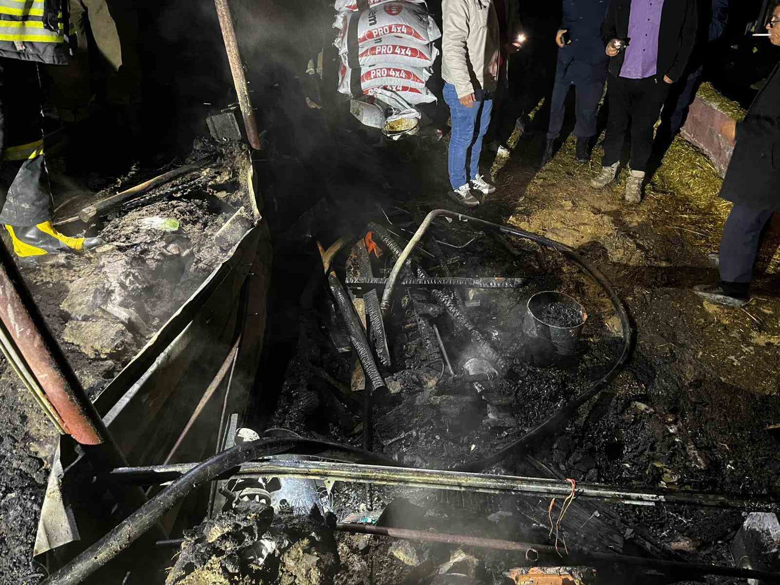 Burdur’da ahır yangını korkuttu