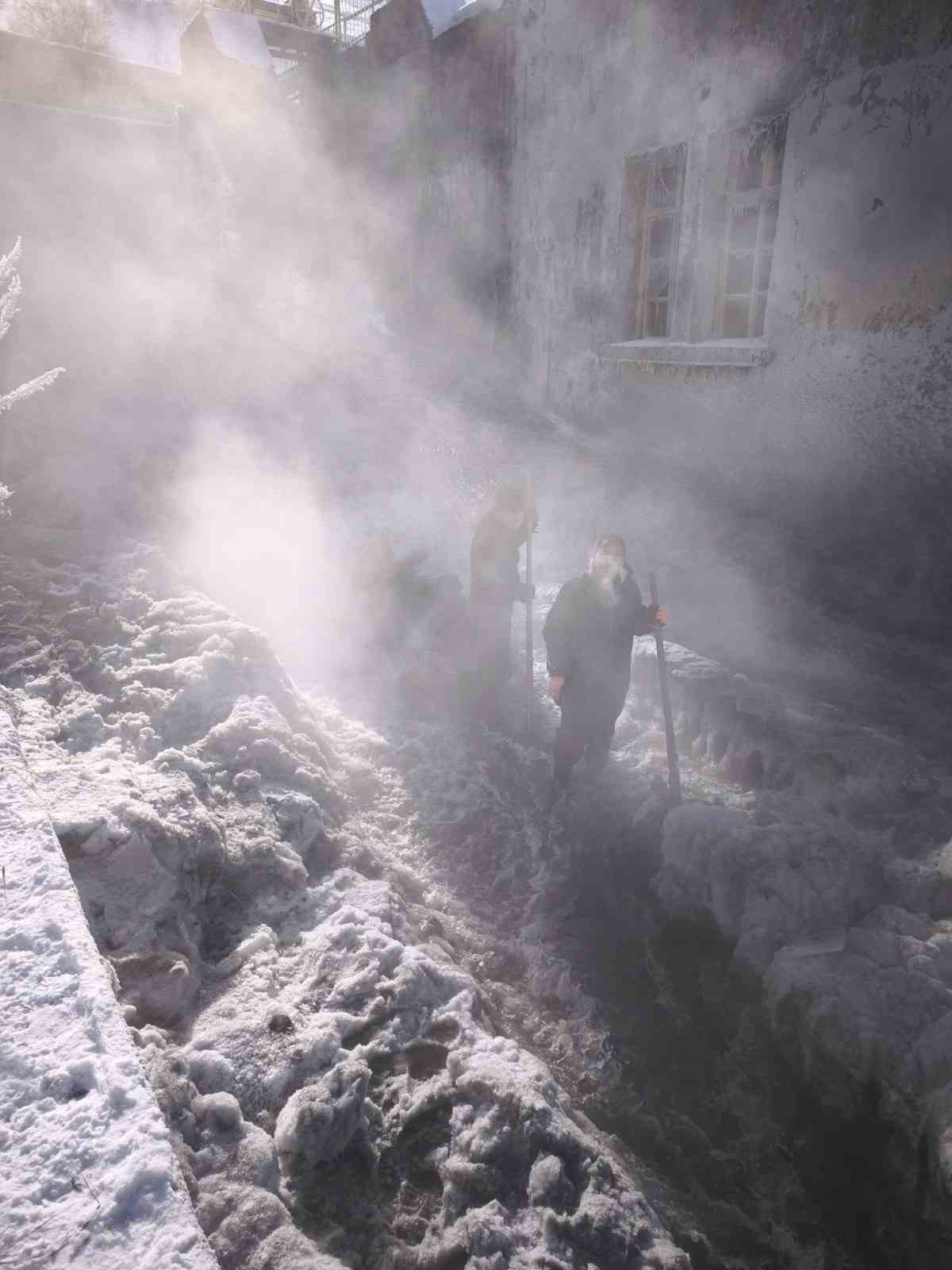 Kars&rsquo;ta HES &ccedil;alışanlarının eksi 30 derece soğukta &rsquo;buz kırma&rsquo; mesaisi
