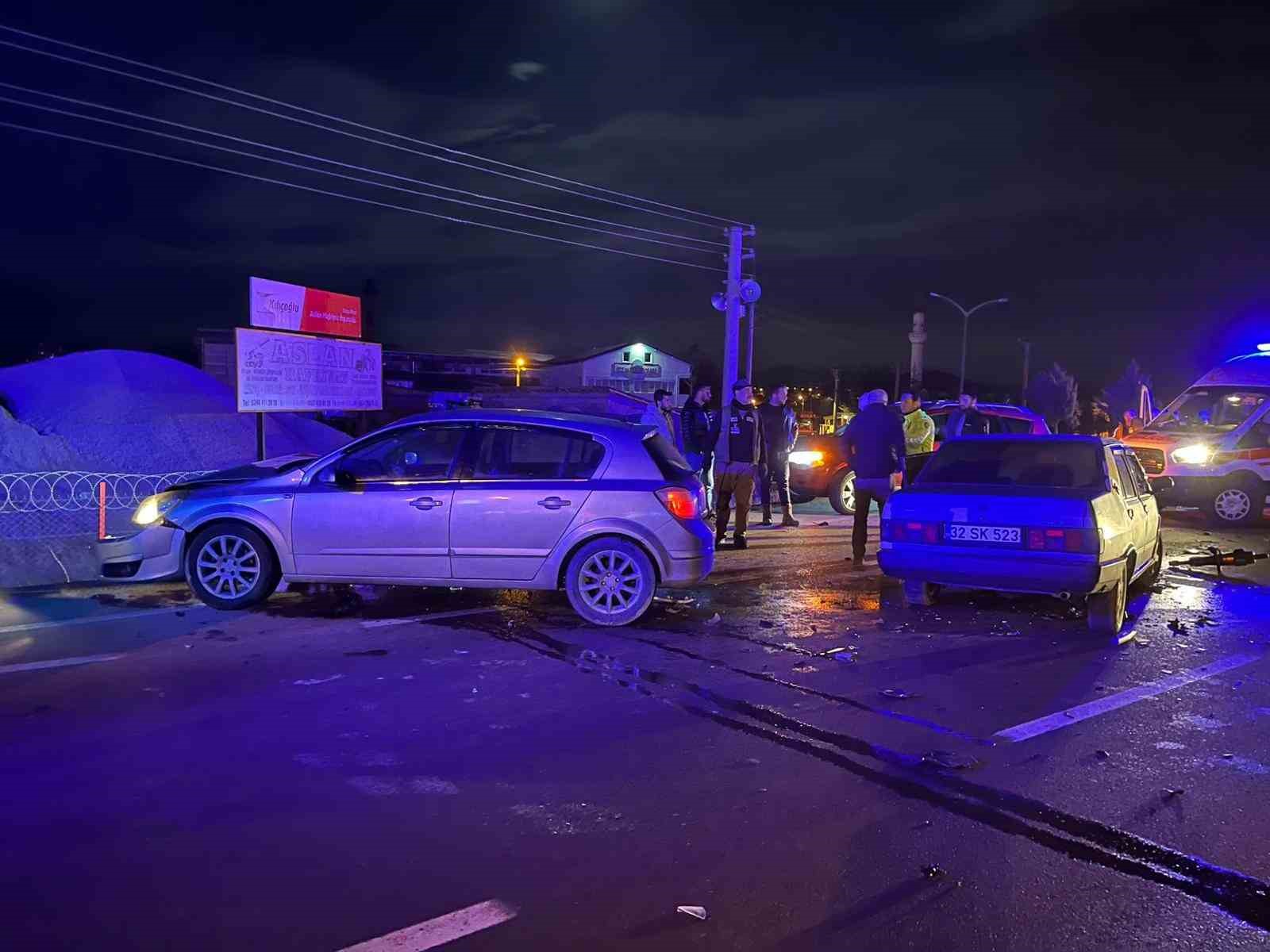 Isparta’da çarpışan otomobillerin sürücüleri hafif yaralandı