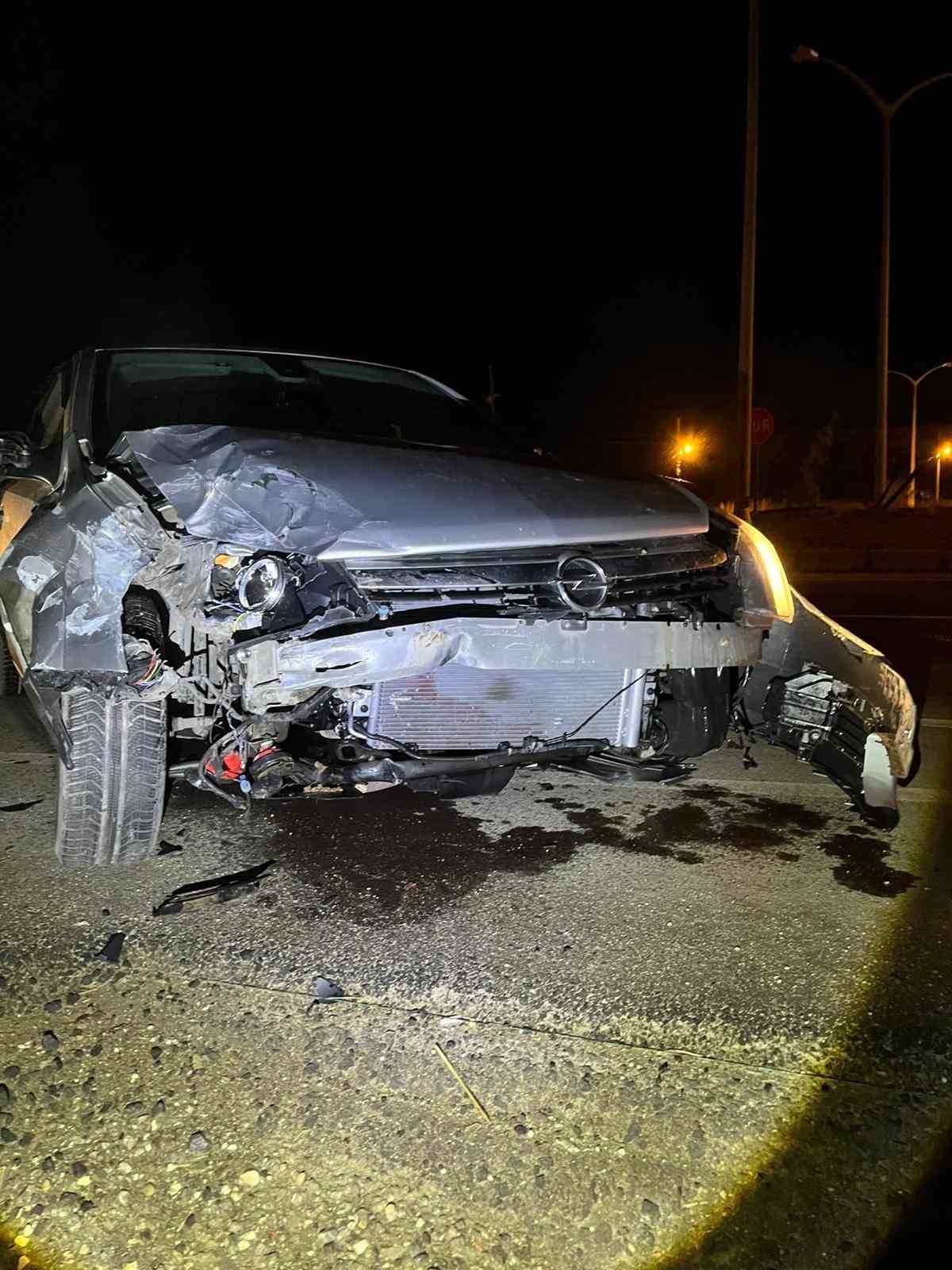 Isparta&rsquo;da &ccedil;arpışan otomobillerin s&uuml;r&uuml;c&uuml;leri hafif yaralandı
