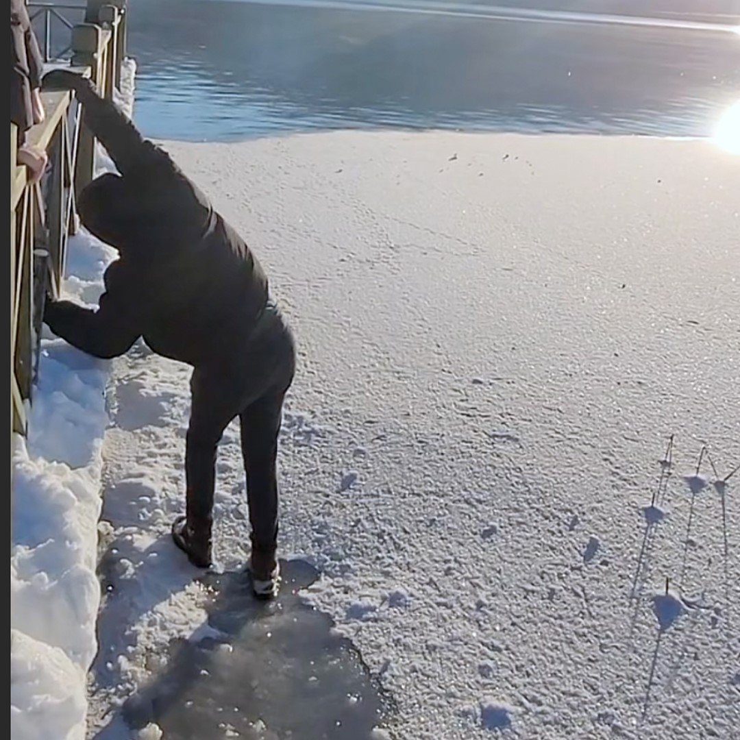 Donmuş gölde buz kırıldı, suya düşmekten son anda kurtuldu