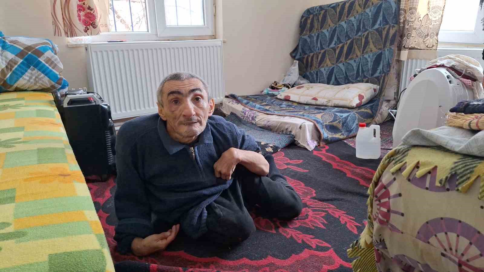 Yaşlı kadın engelli oğluna 61 yıldır &lsquo;bebek&rsquo; gibi bakıyor: Azmiyle &ouml;rnek oluyor
