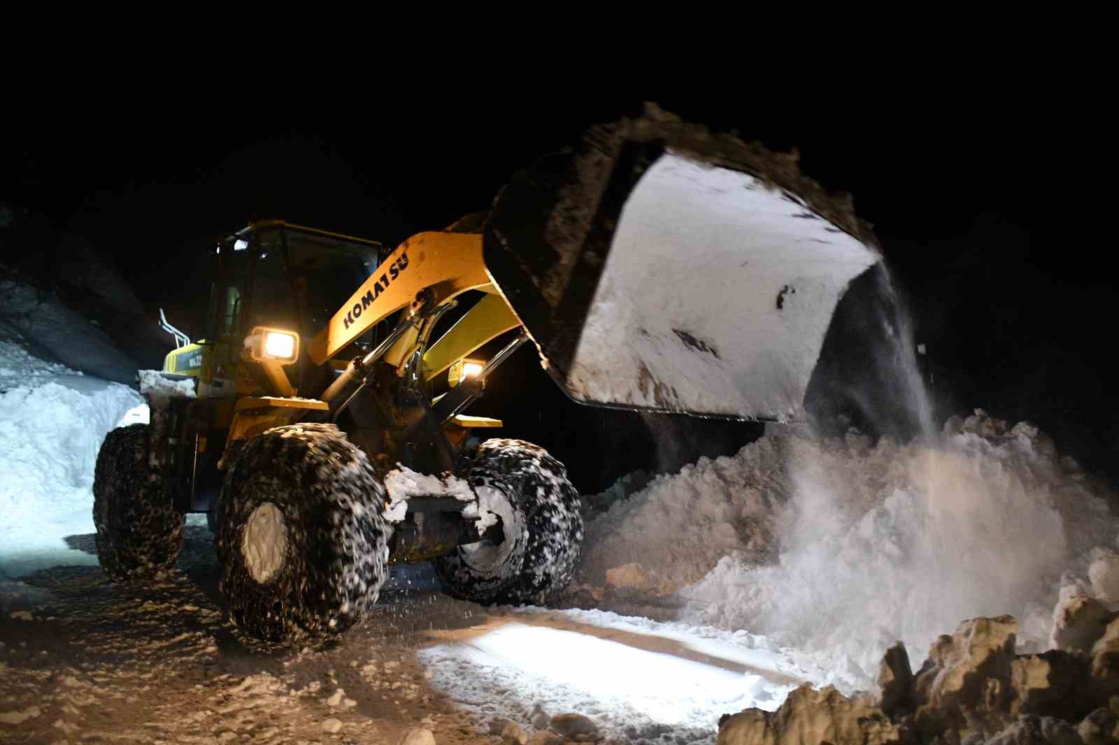 Beyt&uuml;şşebap&rsquo;ta kar kalınlığı 2 metreyi buldu
