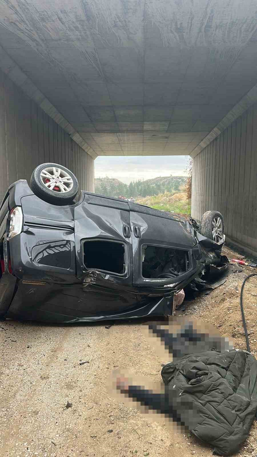 Kazada hayatını kaybeden baba ve gelin D&uuml;zi&ccedil;i&rsquo;nde son yolculuğuna uğurlandı
