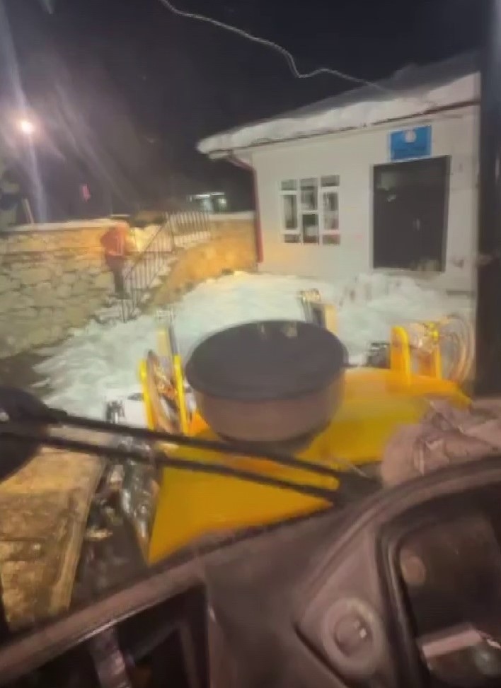 Zana Öğretmen kepçeyle okulunun bahçesini kendisi temizledi