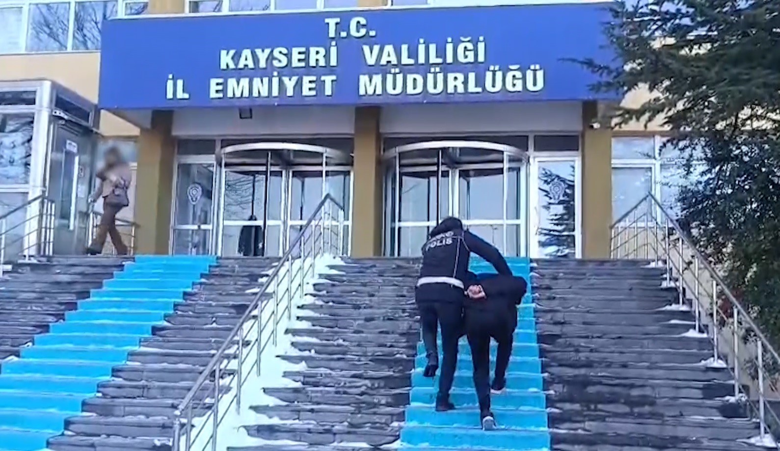 Uyuşturucudan aranan şahıs sığınakta yakalandı 