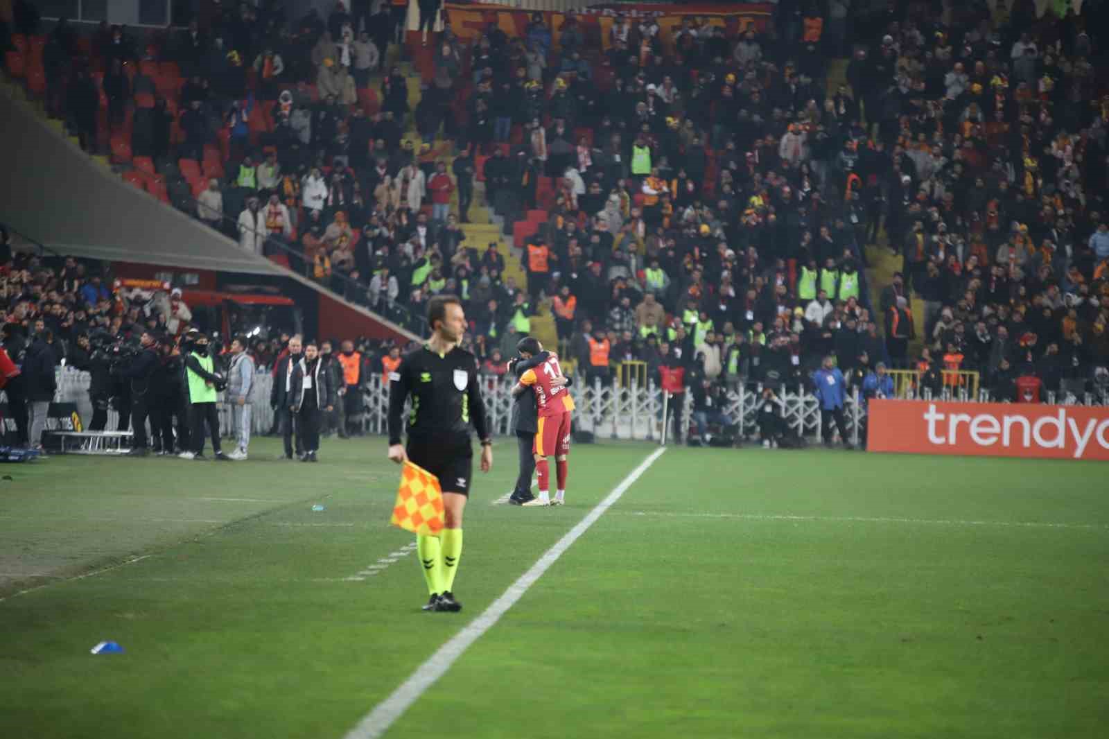 Turkcell Süper Kupa: Galatasaray: 2 - Trabzonspor: 0 (İlk yarı)