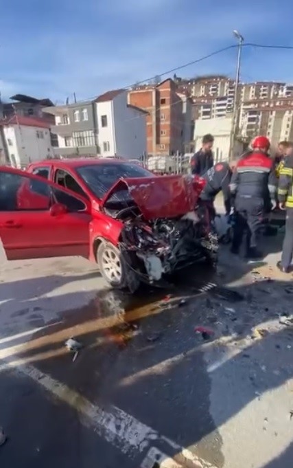 Trabzon&rsquo;da yolcu indiren dolmuşa arkadan gelen otomobil &ccedil;arptı: 3 yaralı
