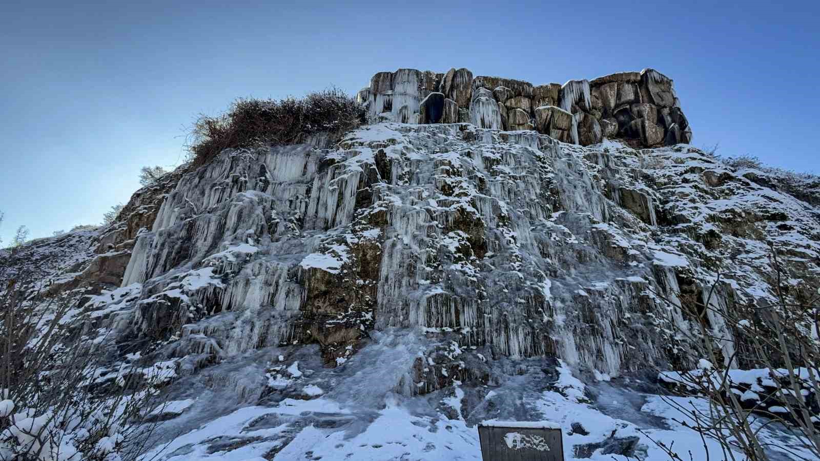 Tokat’ta buz tutan şelalede kartpostallık görüntüler oluştu