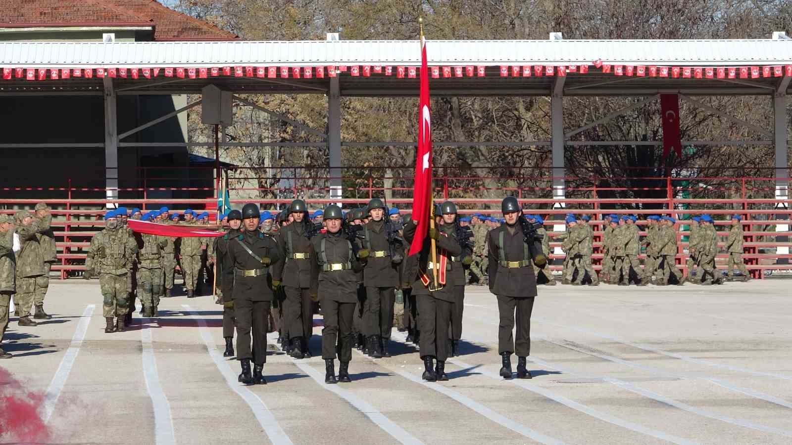 Isparta&rsquo;da komandolar mezun oldu, aileler gurur ve duygu dolu anlar yaşadı
