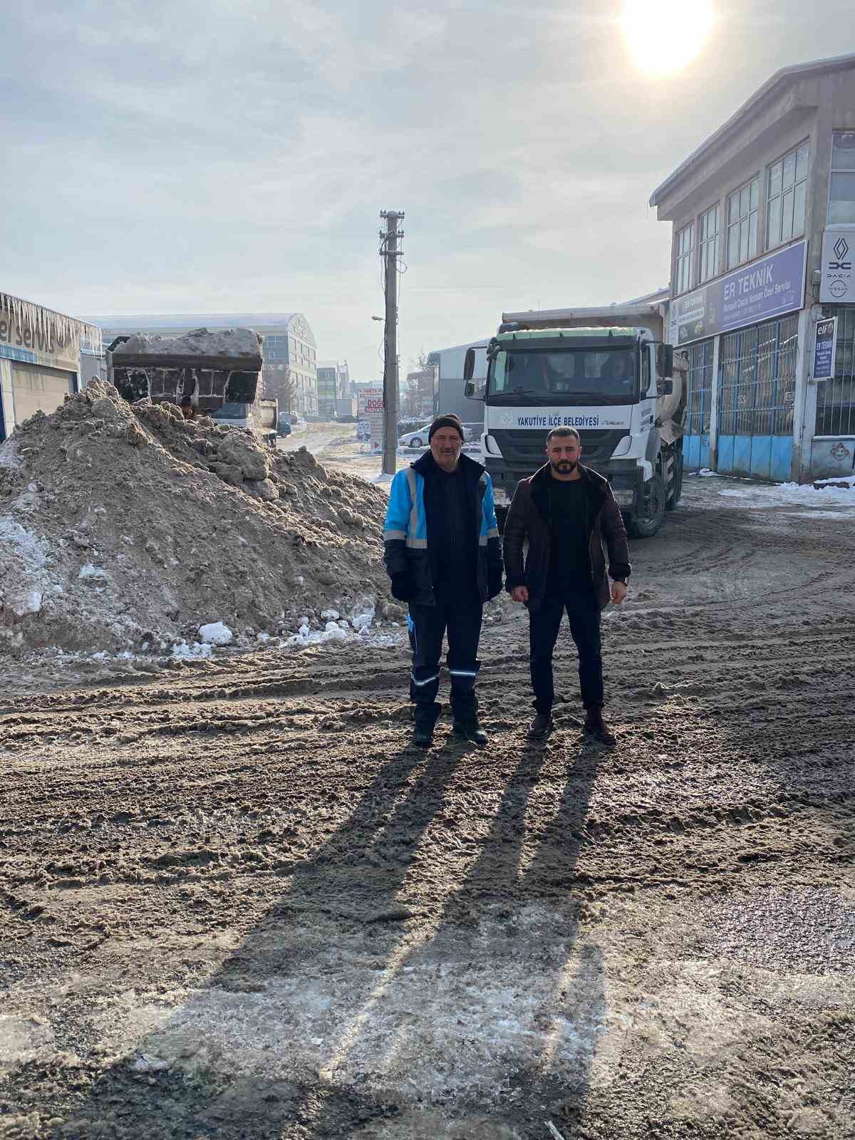 Emre Akdoğan sahada, esnaf rahatta: Sanayide kar engeli aşıldı