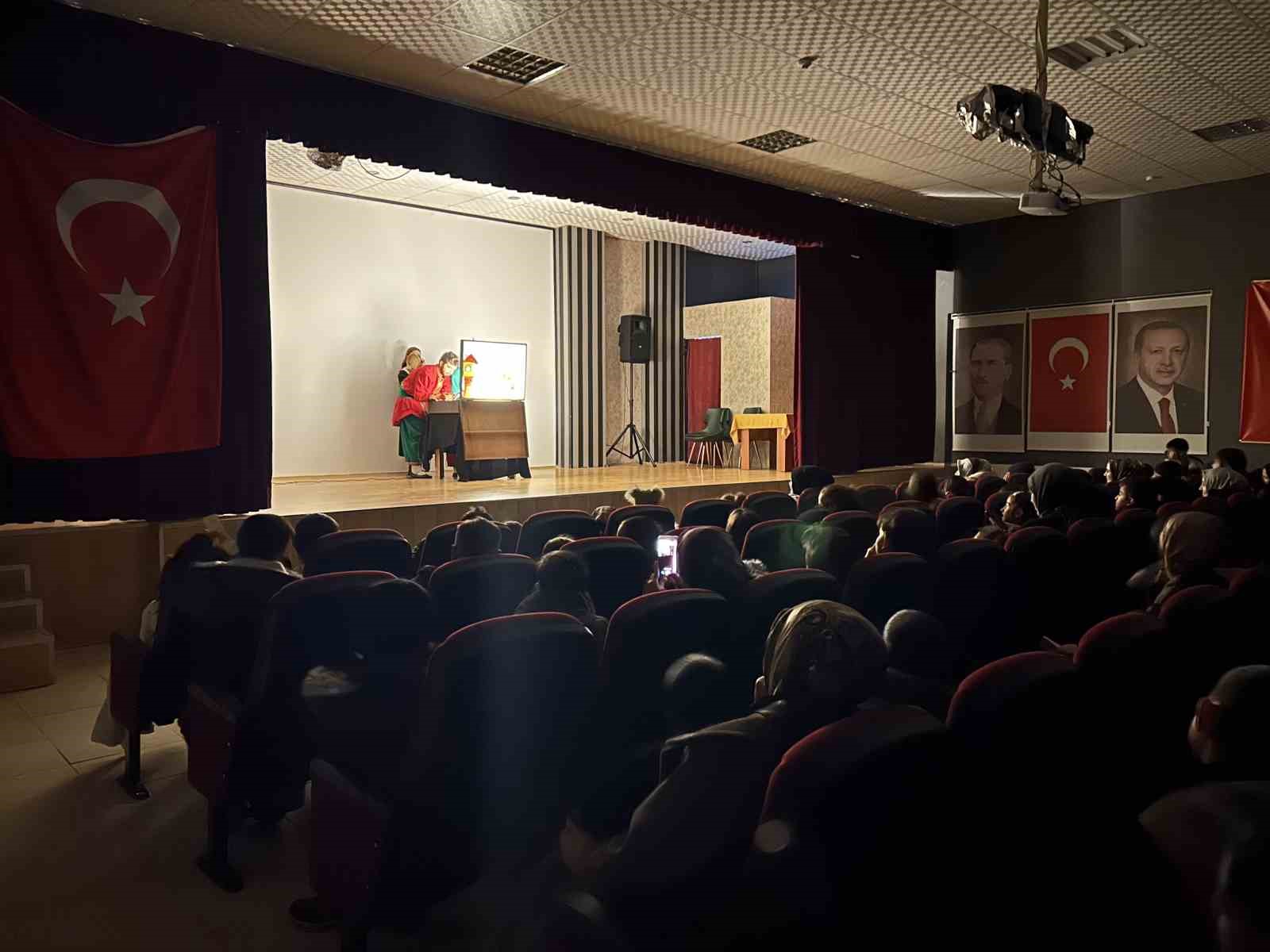 Bing&ouml;l&rsquo;de Karag&ouml;z ile bilim sahneye taşındı
