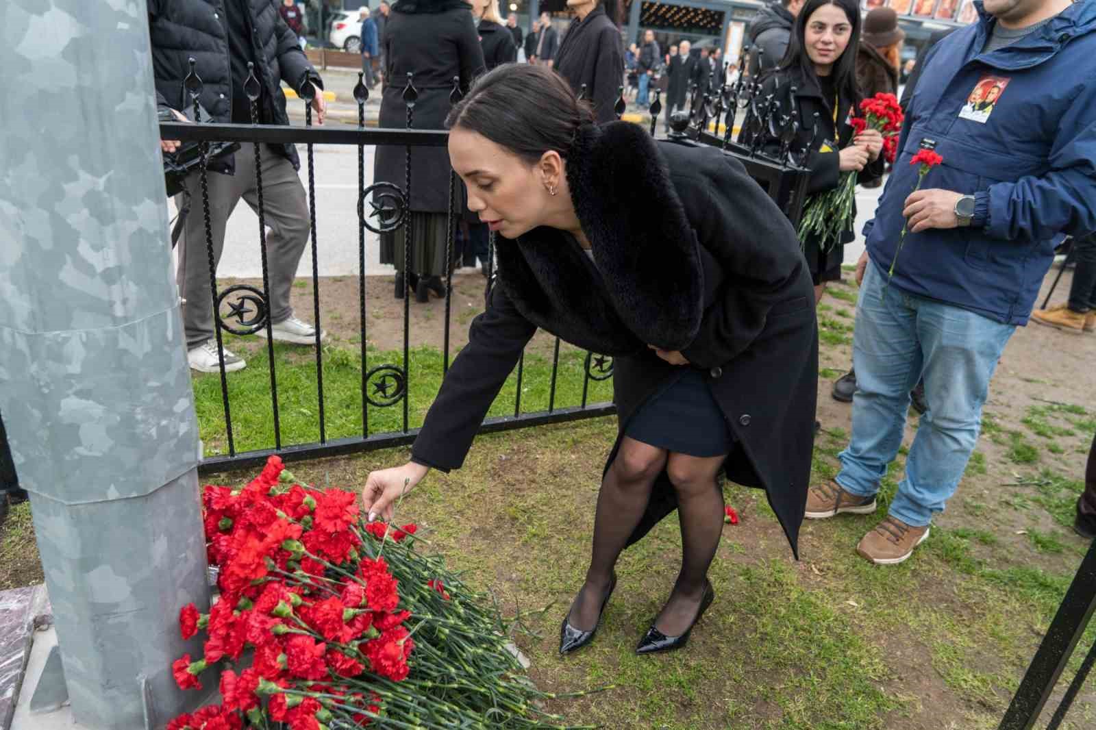 Fethi Sekin şehit d&uuml;şt&uuml;ğ&uuml; yerde karanfillerle anıldı
