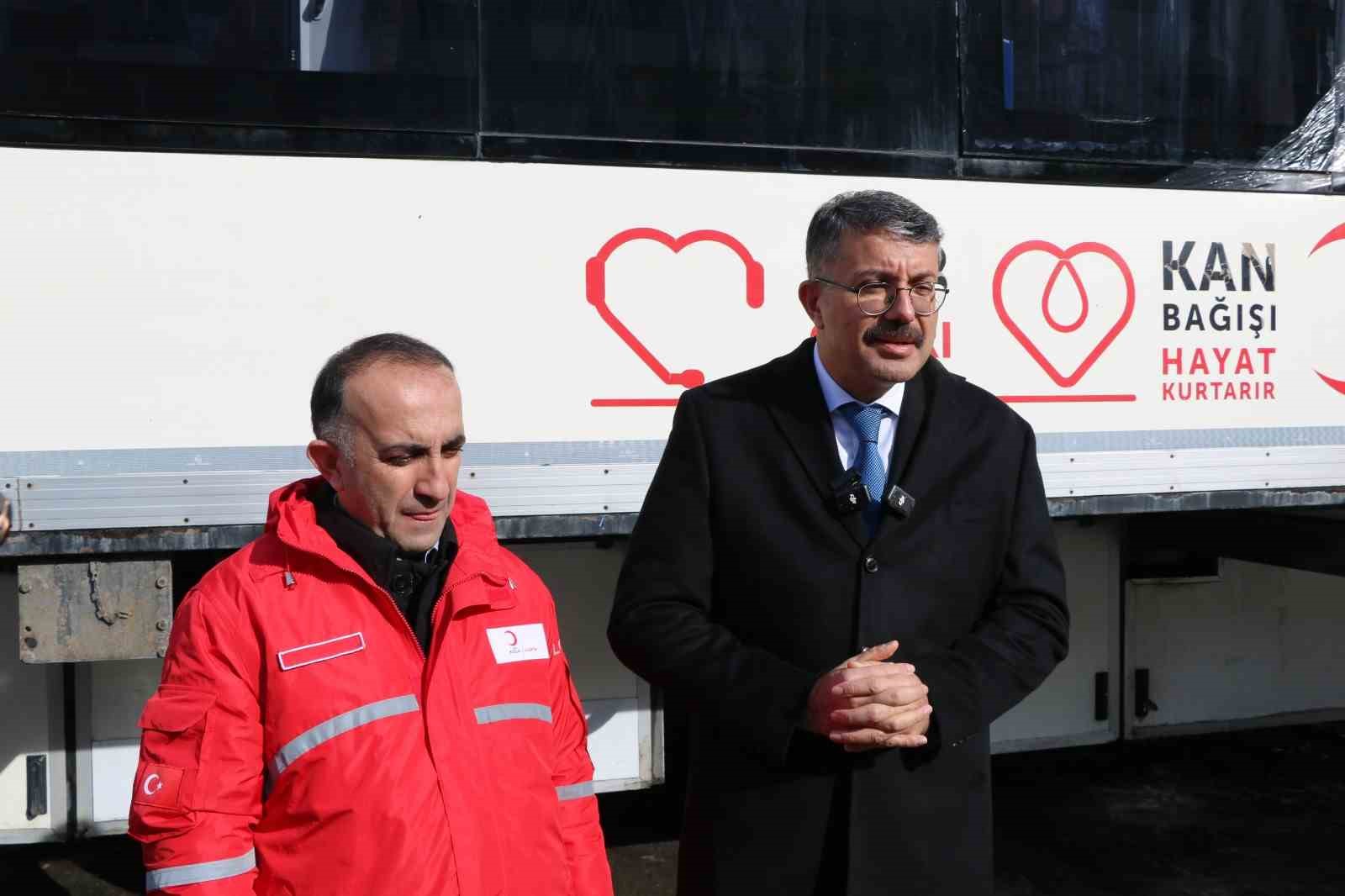 Vali &Ccedil;elik, kan verdi ve kan bağışı i&ccedil;in &ccedil;ağrı yaptı
