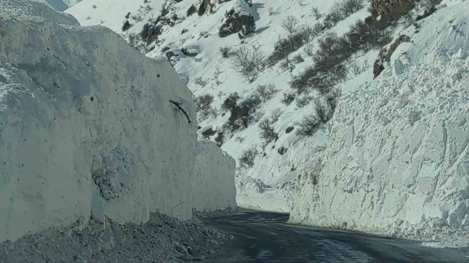 Van-&Ccedil;atak yolu kontroll&uuml; olarak ulaşıma a&ccedil;ıldı

