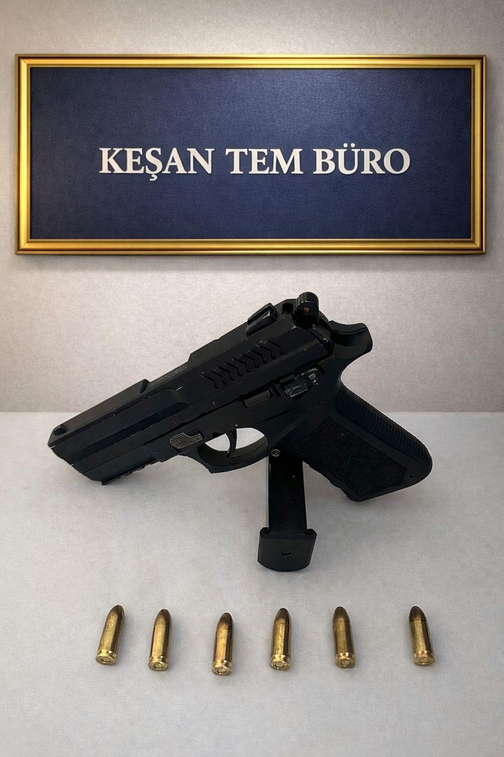 Keşan’da hastaneye giden şüphelinin üzerinden ruhsatsız tabanca ele geçirildi