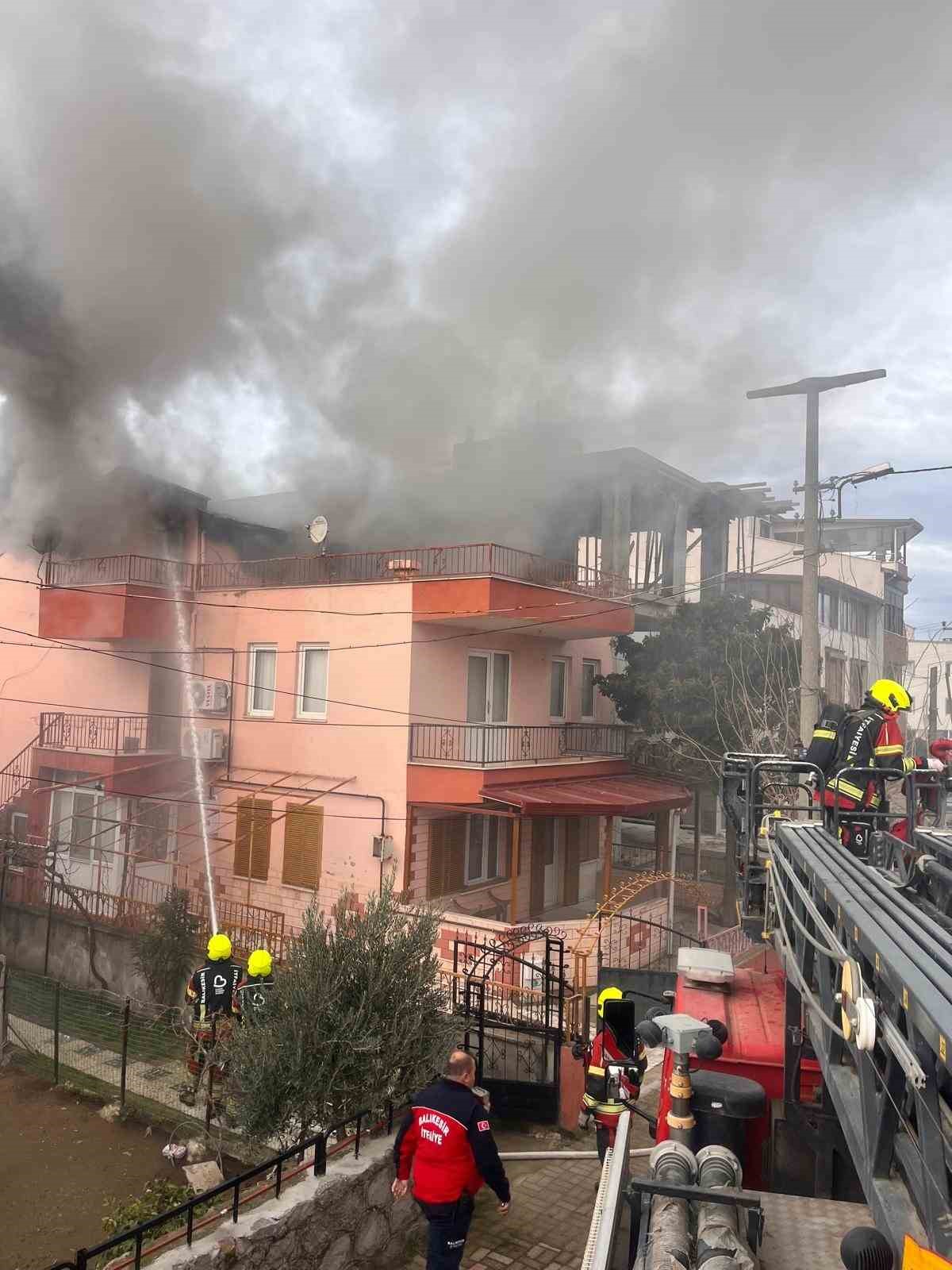 Yaşlı adam alevlerin arasında çıkarıldı