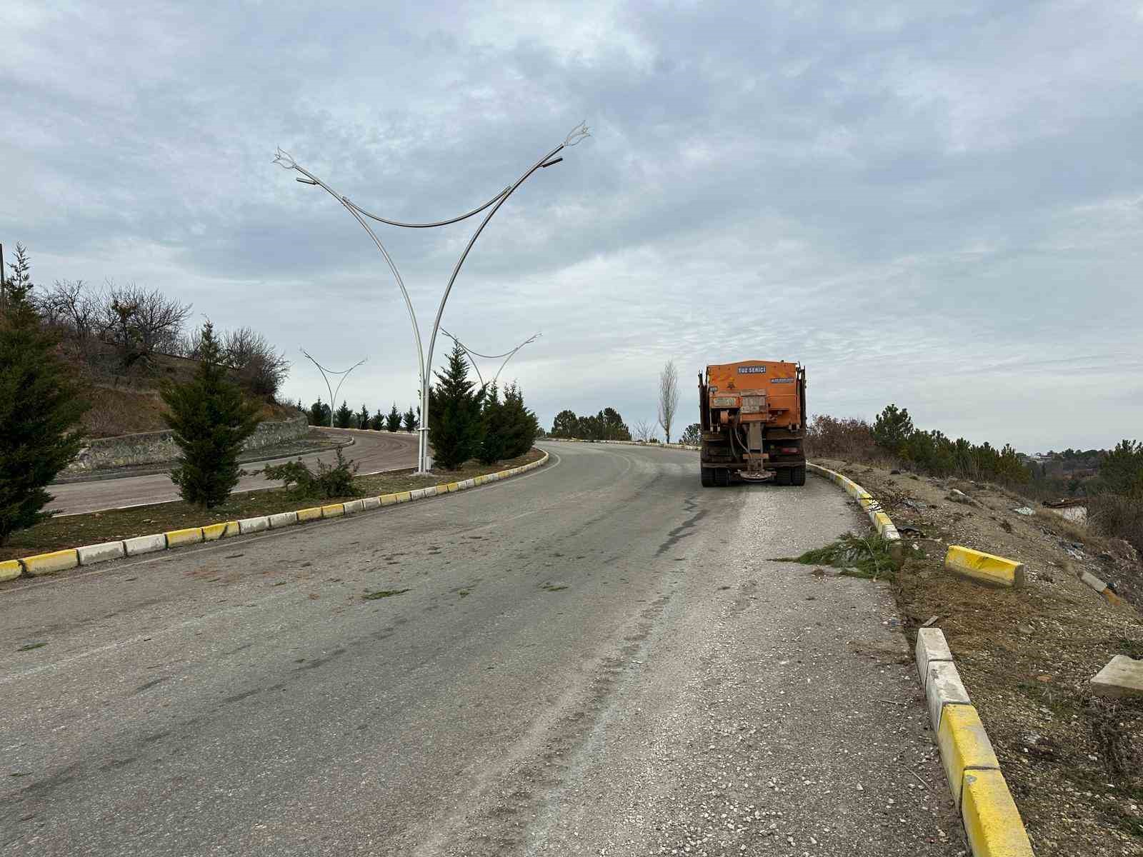 Uşak’ta kontrolden çıkan otomobil bahçeye devrildi: 1 yaralı