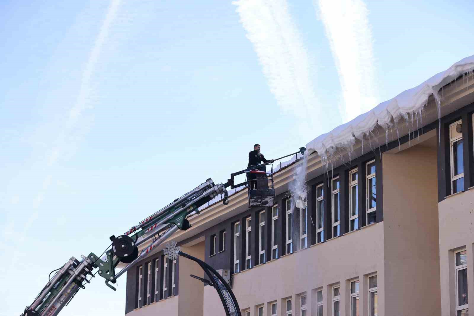 Bingöl’de buz sarkıtları itfaiye ekiplerince temizlendi