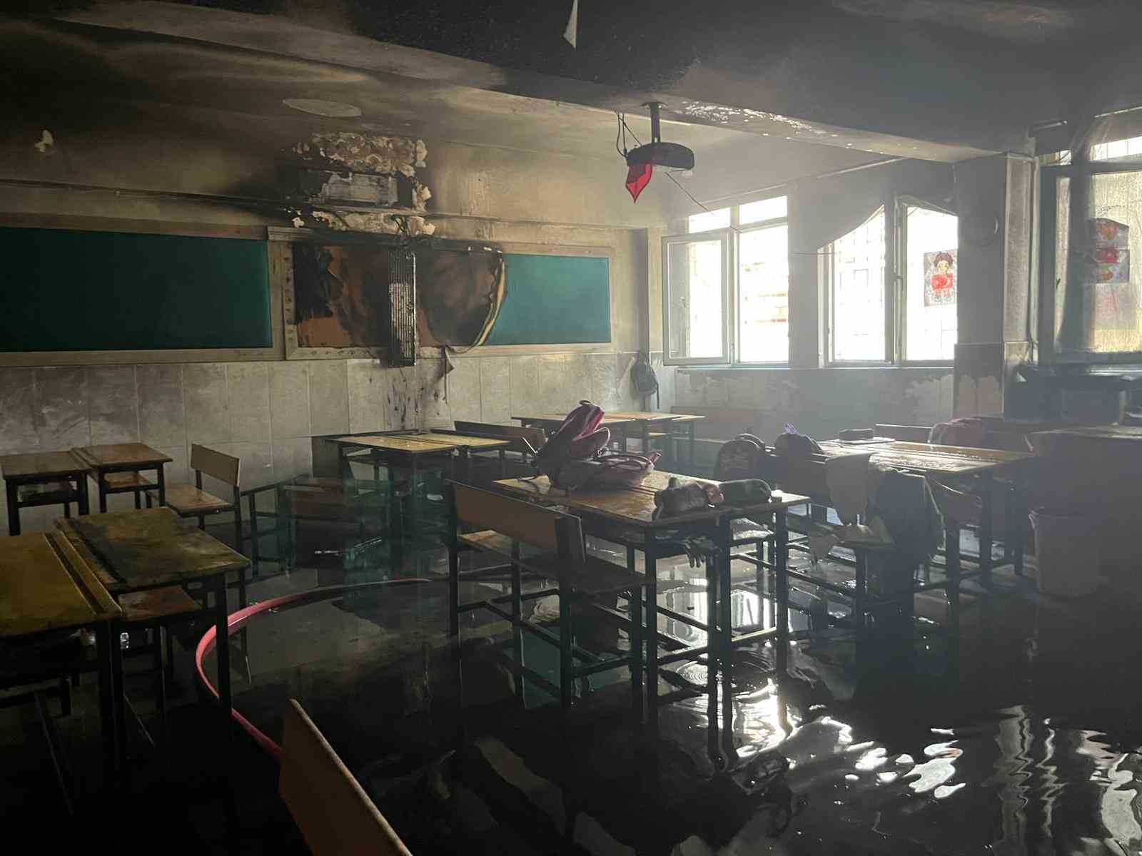 Alanya’da ilkokul sınıfının klima ünitesinde çıkan yangın korkuttu