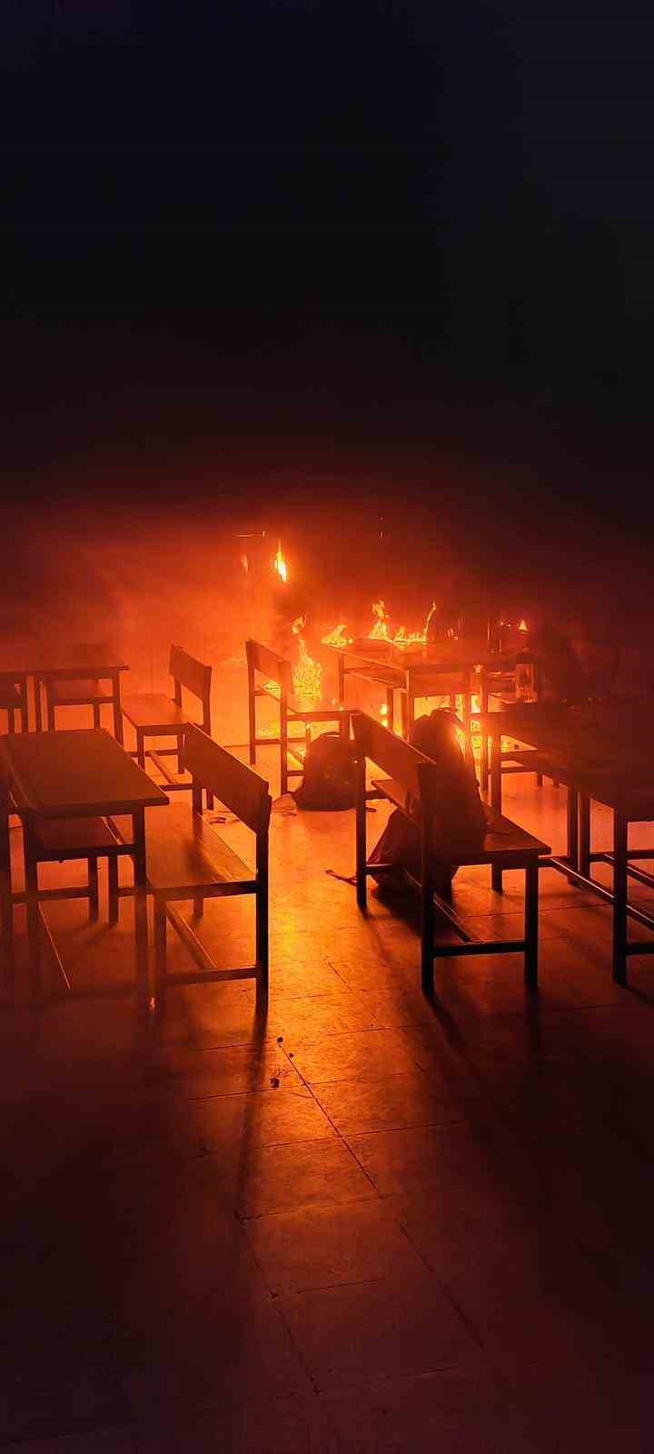 Alanya’da ilkokul sınıfının klima ünitesinde çıkan yangın korkuttu