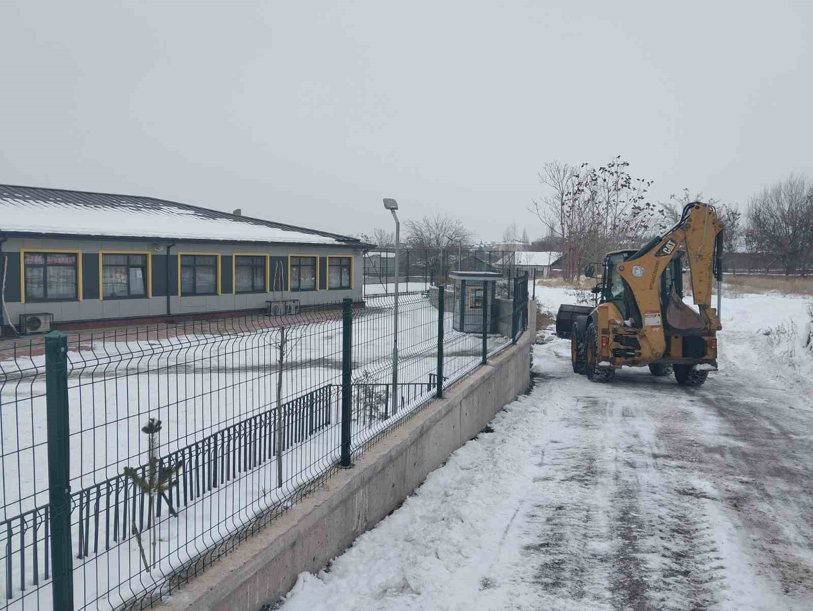Battalgazi Belediyesi&rsquo;nden okul bah&ccedil;elerinde kar temizliği
