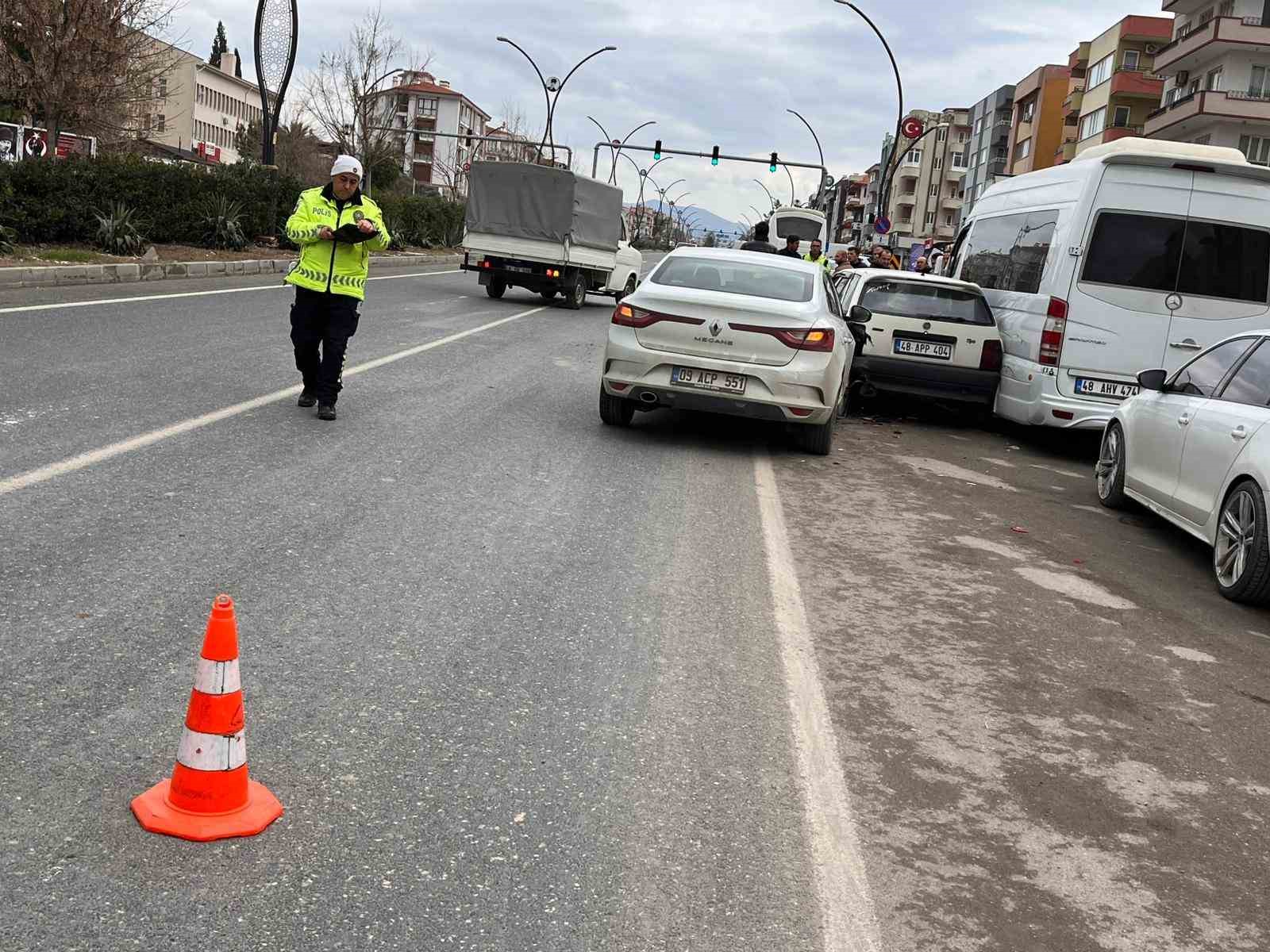 Yatağan&rsquo;daki kazada &uuml;&ccedil; ara&ccedil; hasar g&ouml;rd&uuml;
