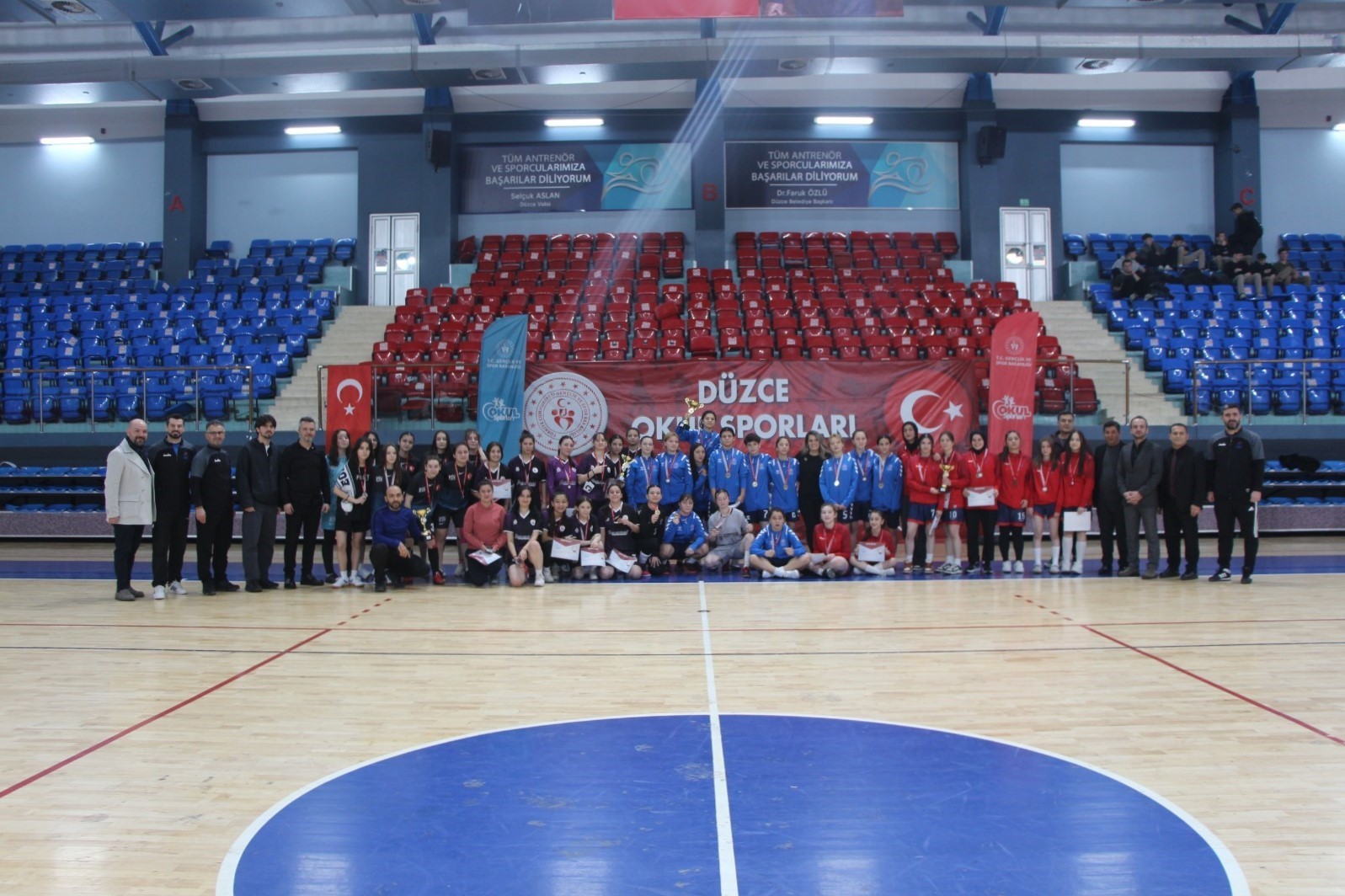 Genç kızlar futsalda şampiyon Düzce Spor Lisesi oldu