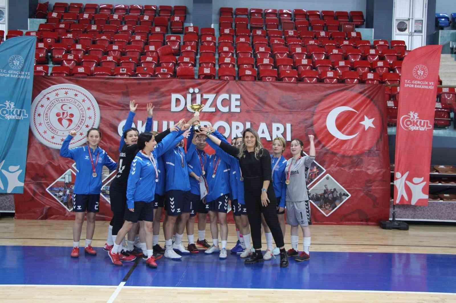 Gen&ccedil; kızlar futsalda şampiyon D&uuml;zce Spor Lisesi oldu

