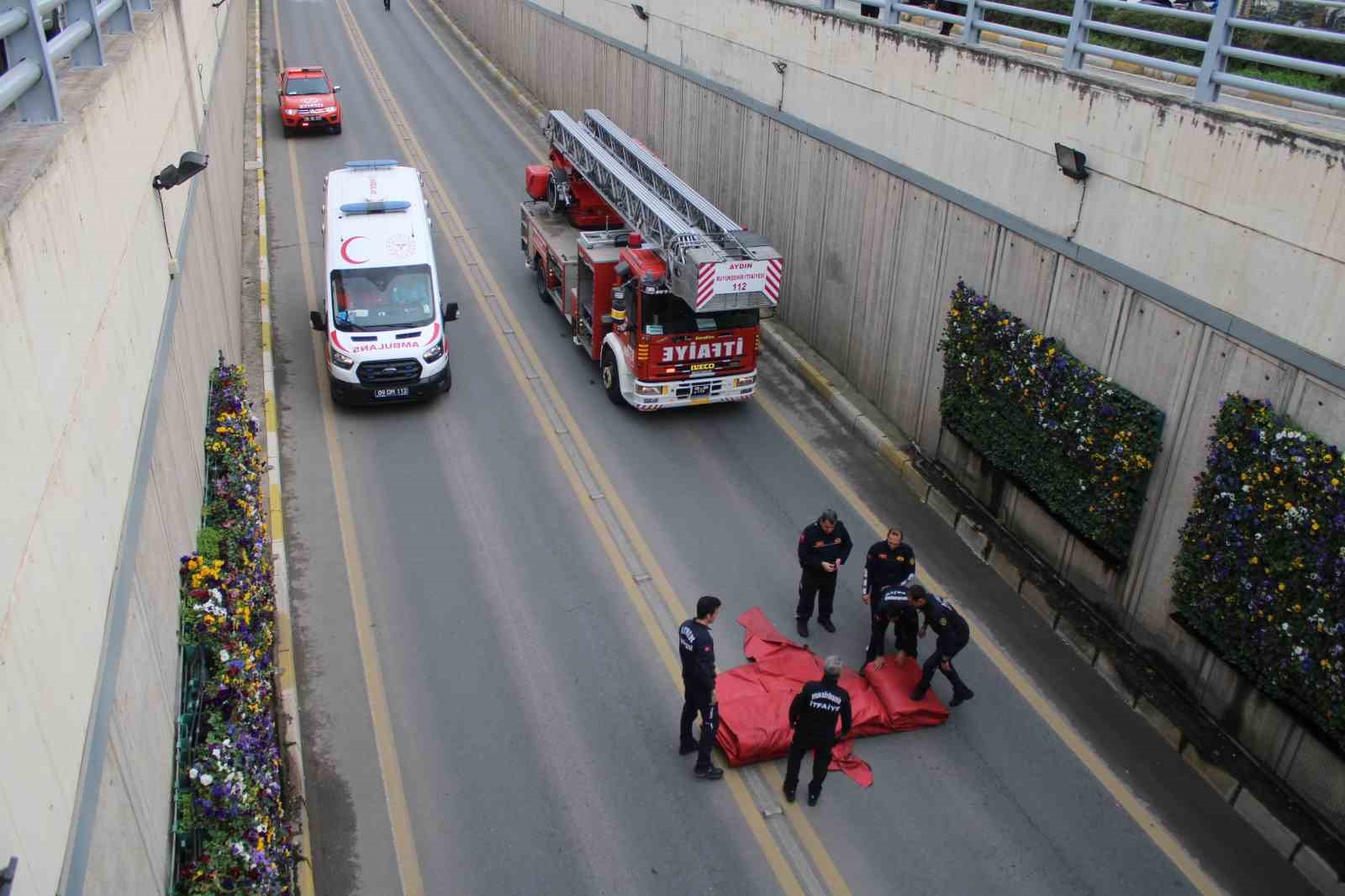 &Ccedil;ocuğunu g&ouml;rmek i&ccedil;in alt ge&ccedil;idin &uuml;st&uuml;ne &ccedil;ıkan şahıs ikna edildi
