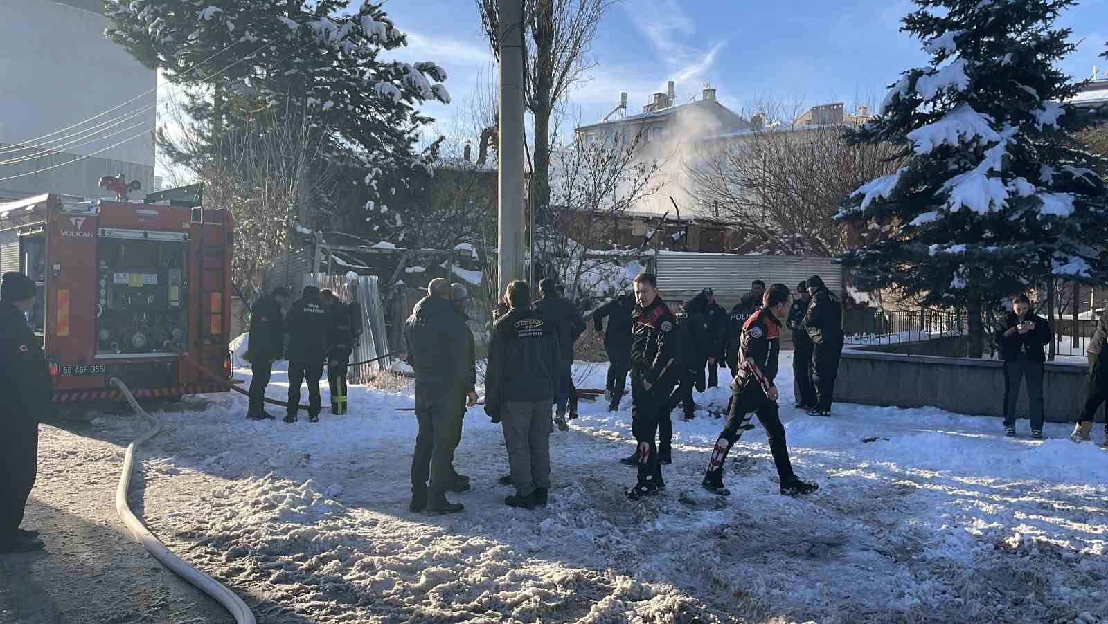 Müstakil evde yangın çıktı, mahsur kalan yaşlı adamı itfaiye kurtardı