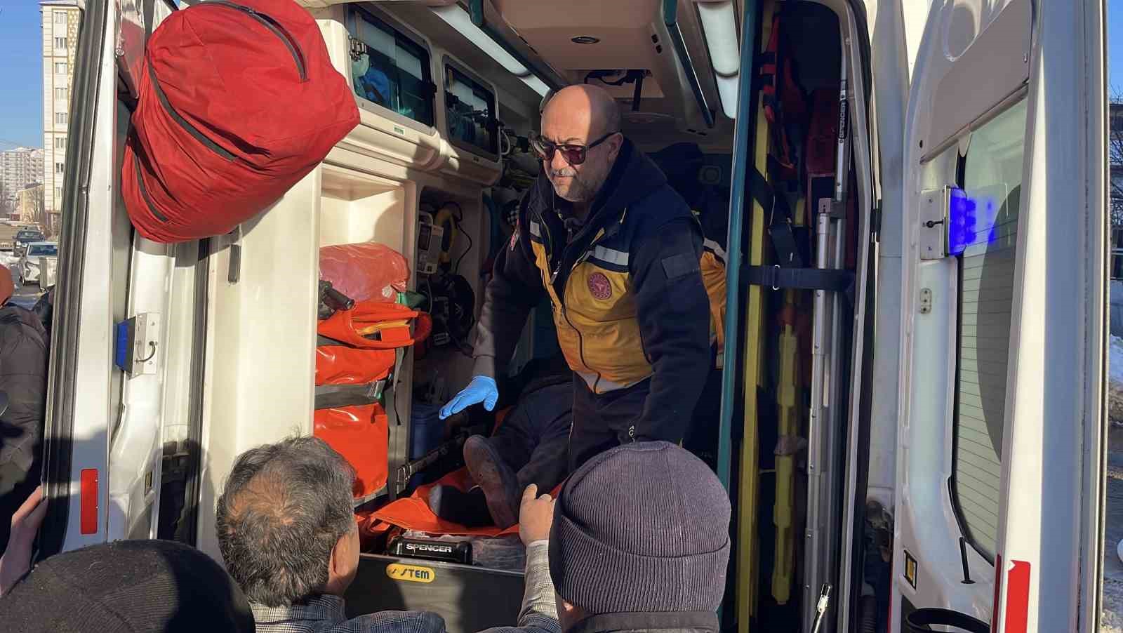 M&uuml;stakil evde yangın &ccedil;ıktı, mahsur kalan yaşlı adamı itfaiye kurtardı
