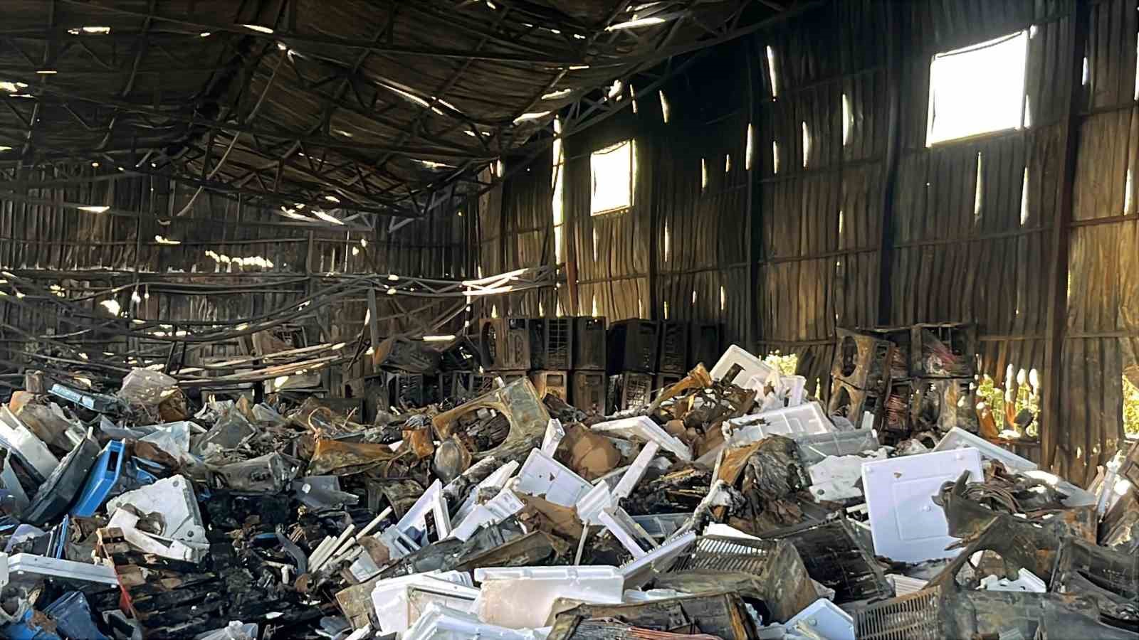 Alanya&rsquo;da klima deposundaki yangının boyutu g&uuml;n aydınlanınca ortaya &ccedil;ıktı
