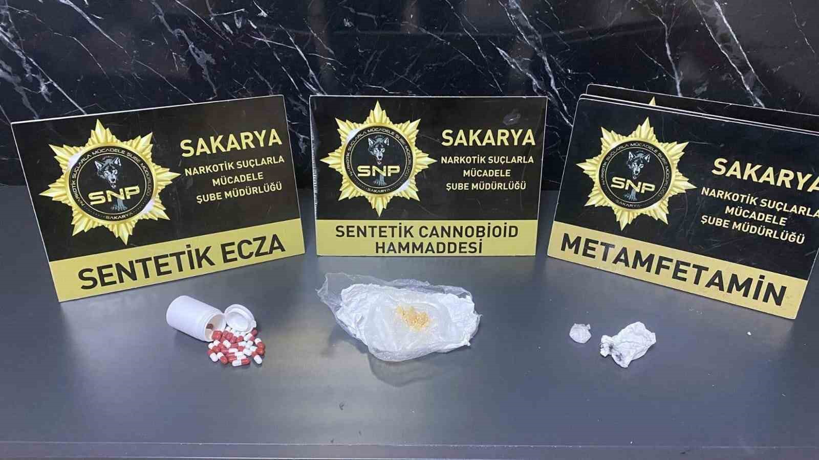 Polisten iki il&ccedil;ede uyuşturucu ve ka&ccedil;ak&ccedil;ılık operasyonu: 4 g&ouml;zaltı
