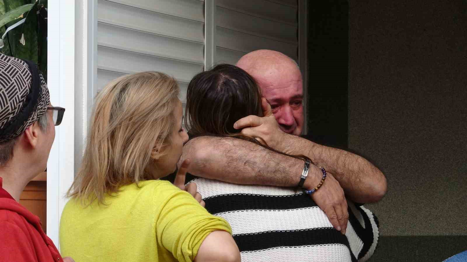 Evleri yanan genç kızı anne ve babası sarılarak teselli etti