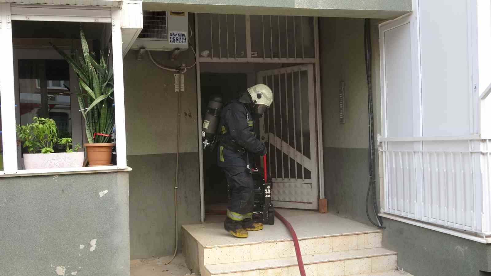 Evleri yanan gen&ccedil; kızı anne ve babası sarılarak teselli etti
