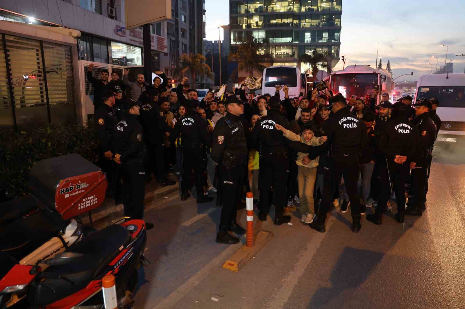 Fenerbahçe kafilesi Adana’ya geldi